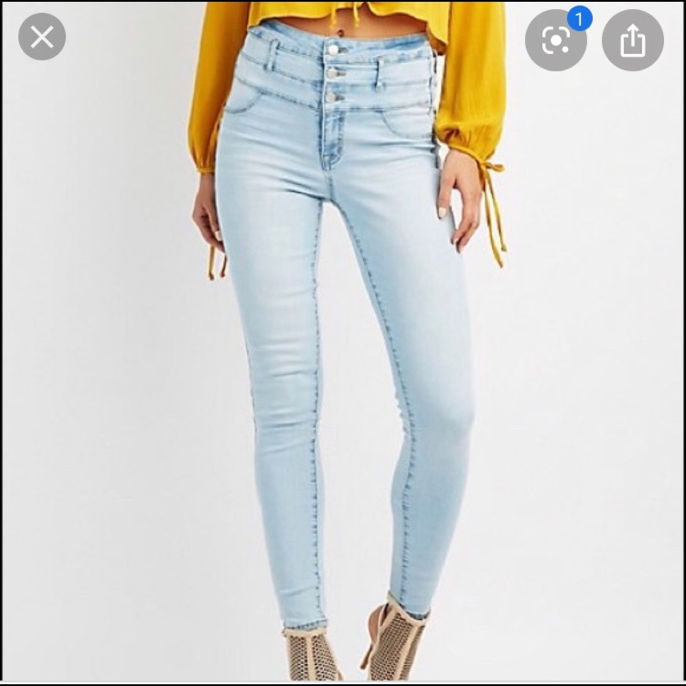 HIGH WAISTED LIGHT WASH JEANS